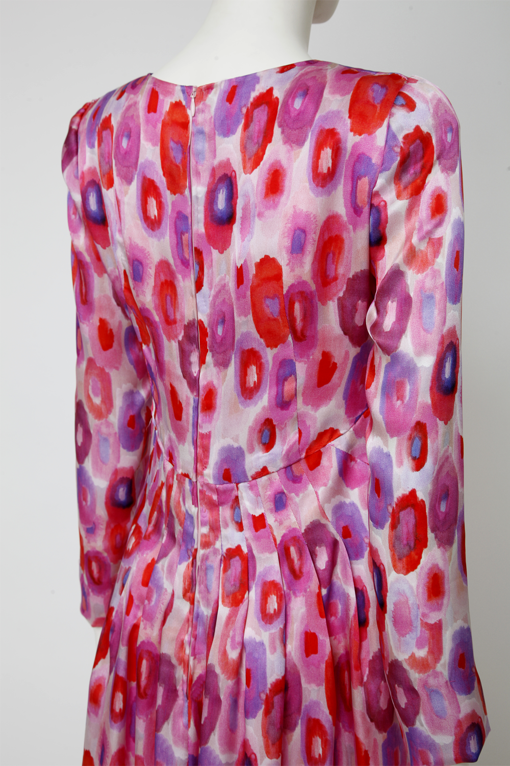 Pinkes Seidenkleid mit einem farbenfrohen Muster